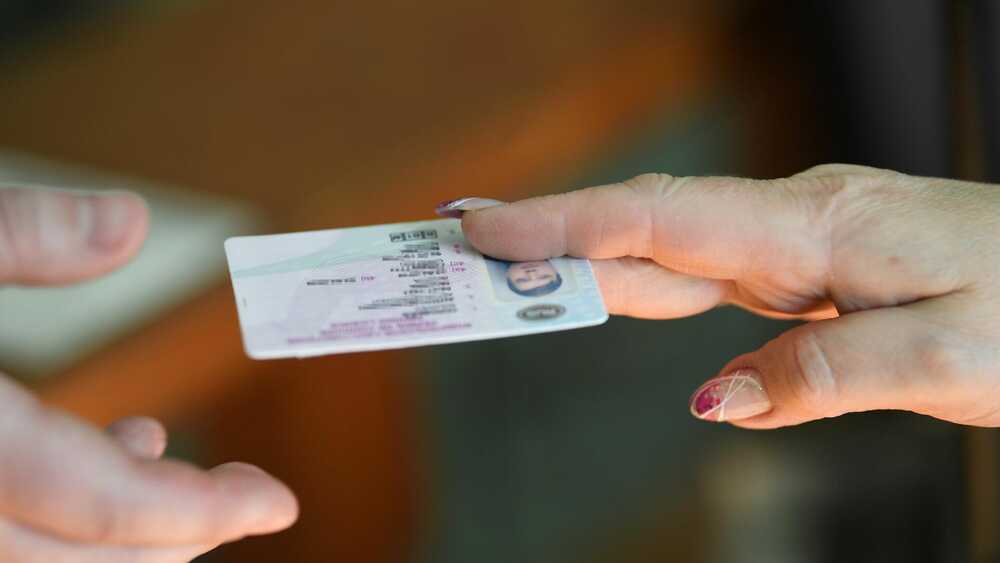 Граждане ДНР и ЛНР смогут обменять водительские удостоверения на российские 